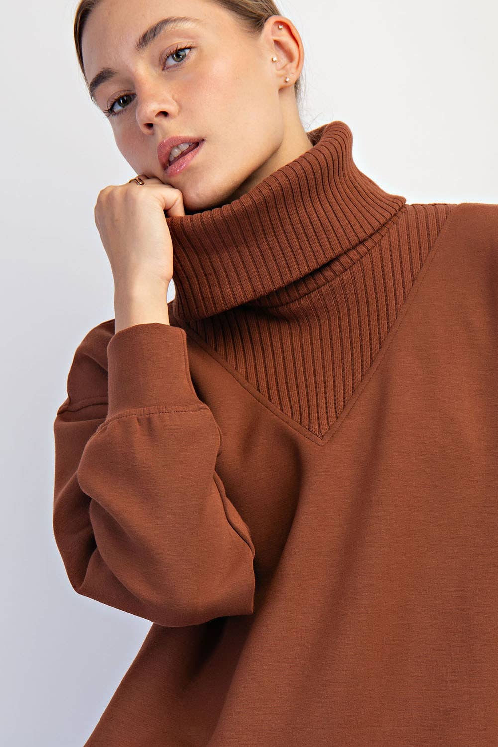 MODAL SCUBA LUXE V-TURTLENECK - Chestnut