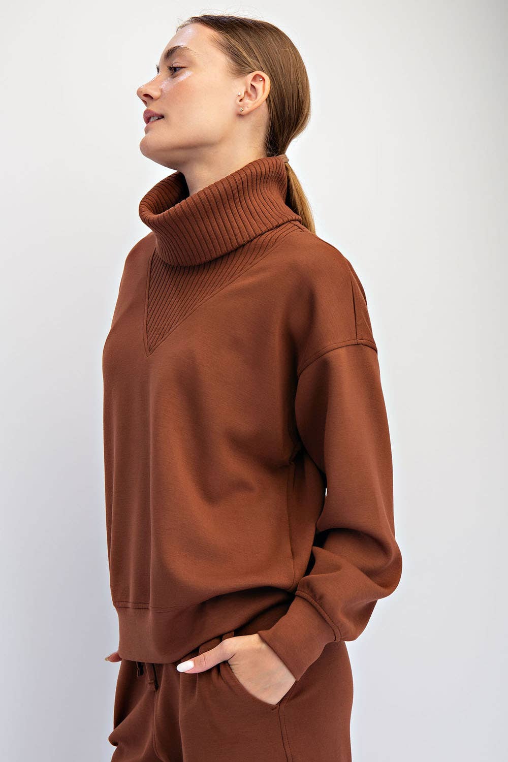 MODAL SCUBA LUXE V-TURTLENECK - Chestnut