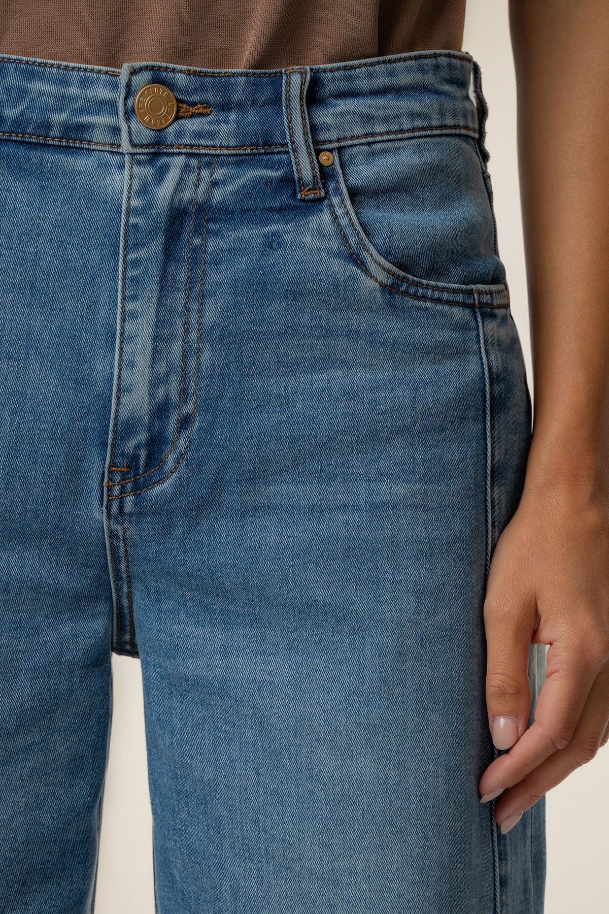 Kut Ashton High Rise Relaxed Leg Jean in Dynamic - detail view