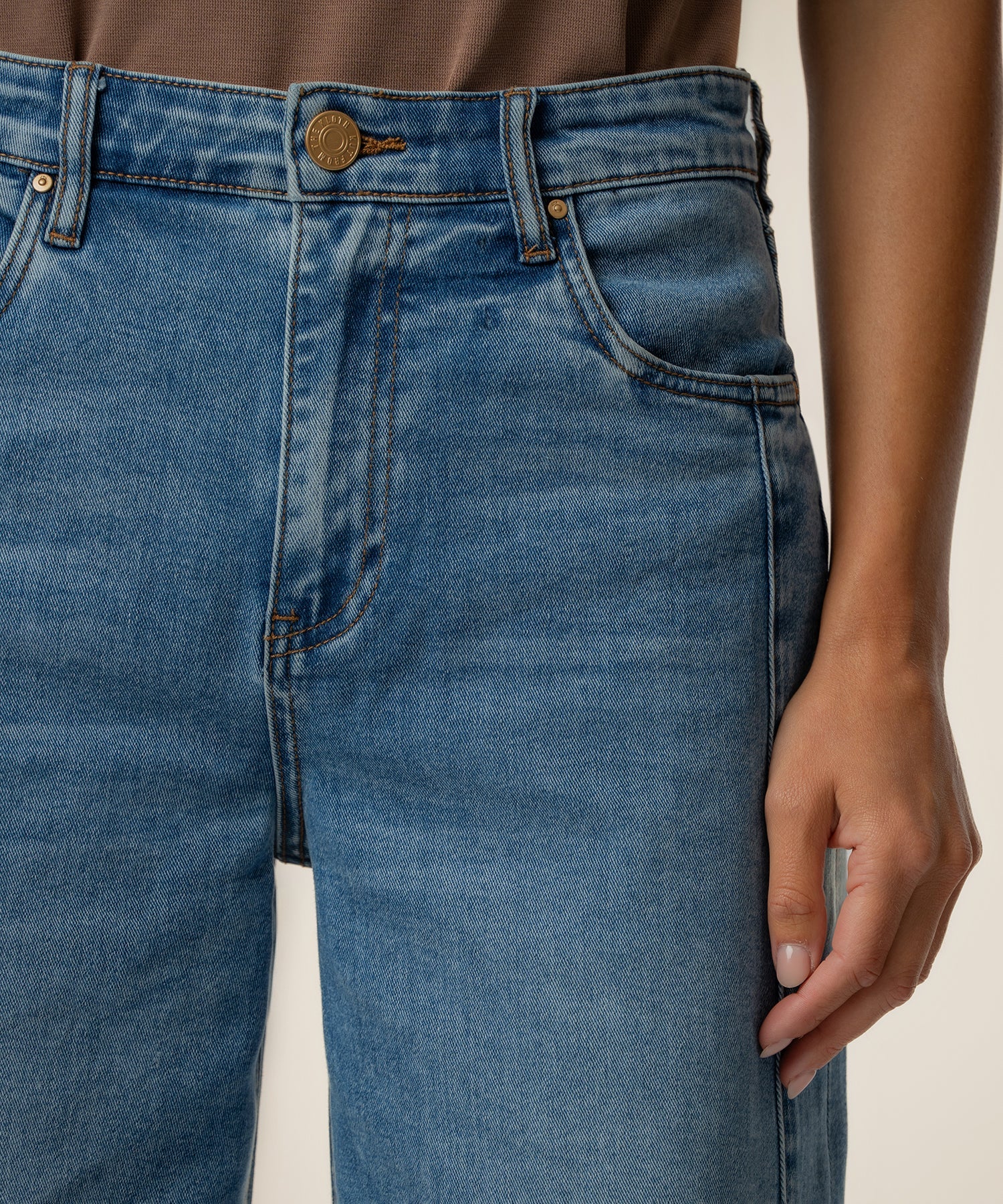 Kut Ashton High Rise Relaxed Leg Jean in Dynamic - detail view