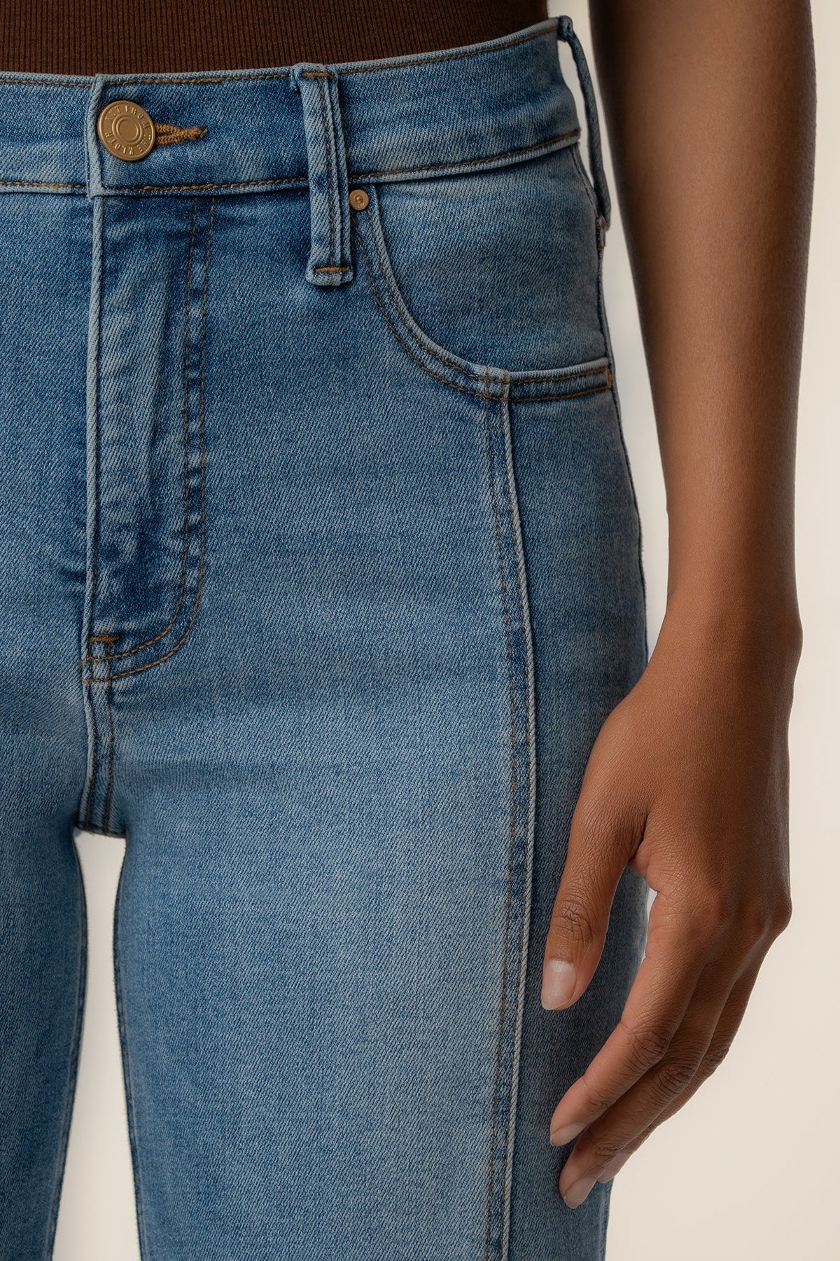 Kut Blair High Rise Straight Jean in Exhibiting - detail view