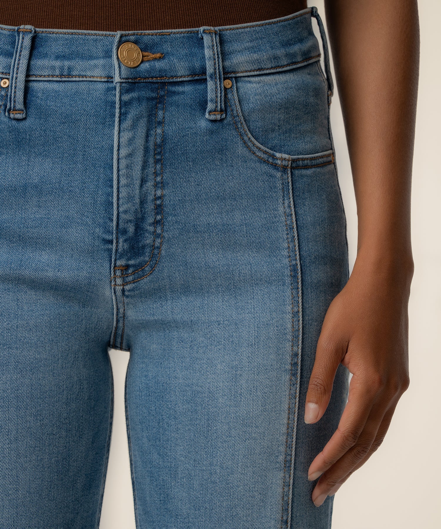 Kut Blair High Rise Straight Jean in Exhibiting - detail view