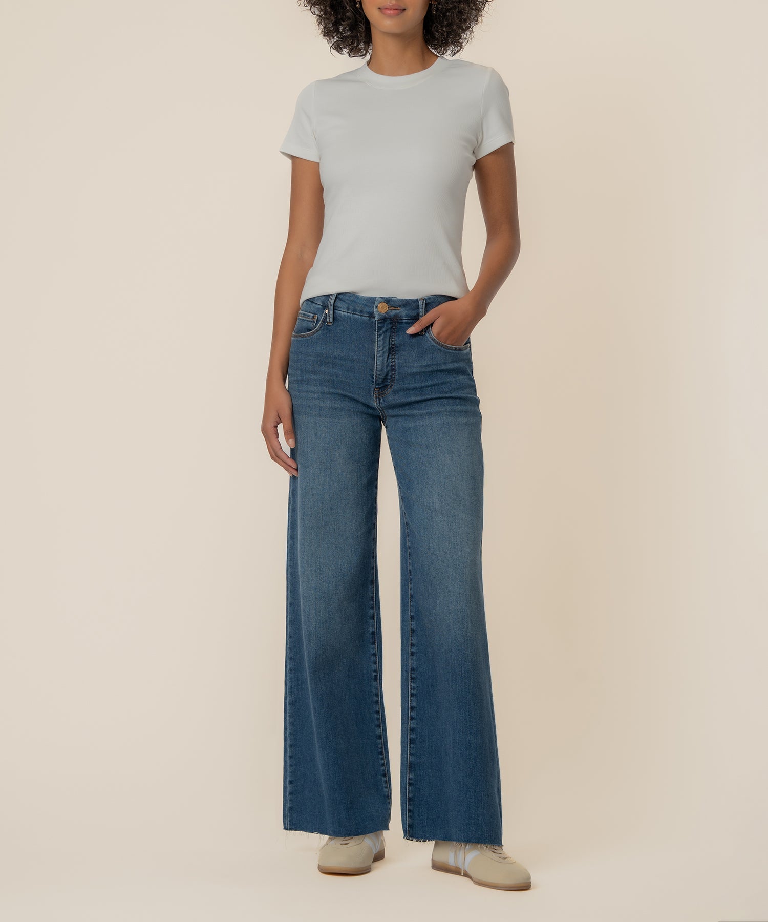 Kut from the Kloth Langley Short Sleeve Rib Top in White, front view