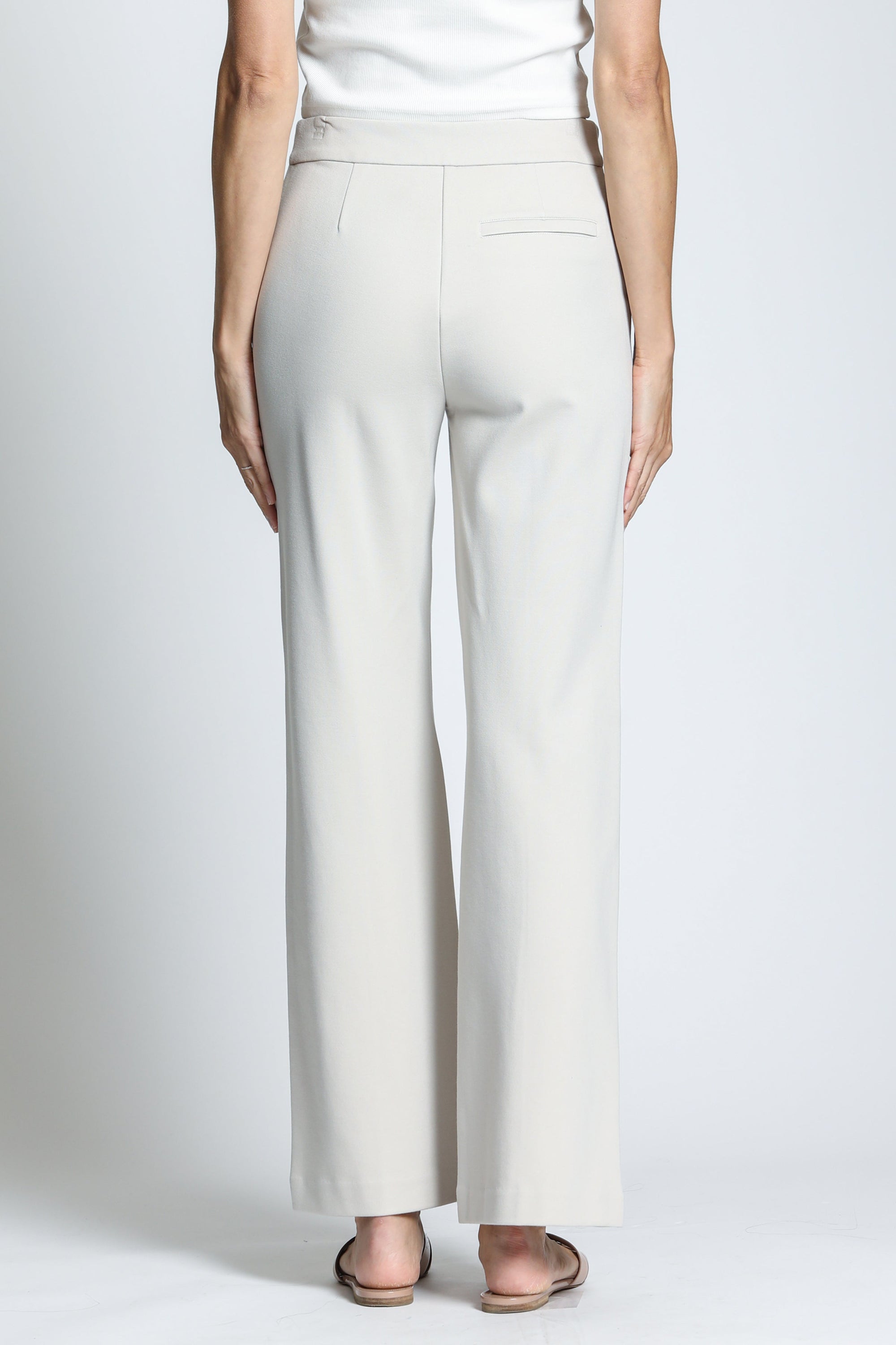 Side view of the APNY Pin-tucked Leg Pant in Champagne