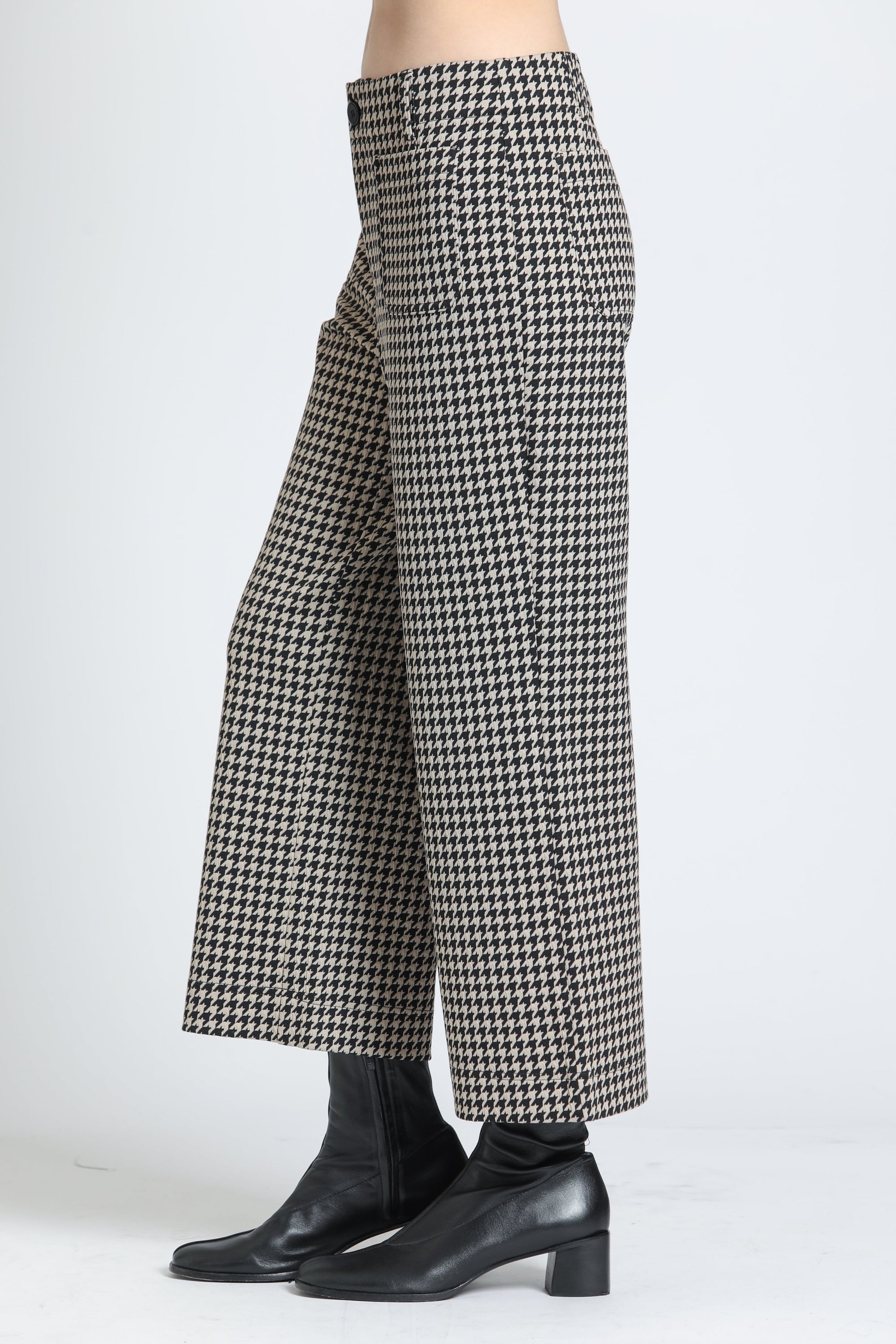 Back view of the APNY Wide Leg Crop Patch Pocket Pant in Almond/Black