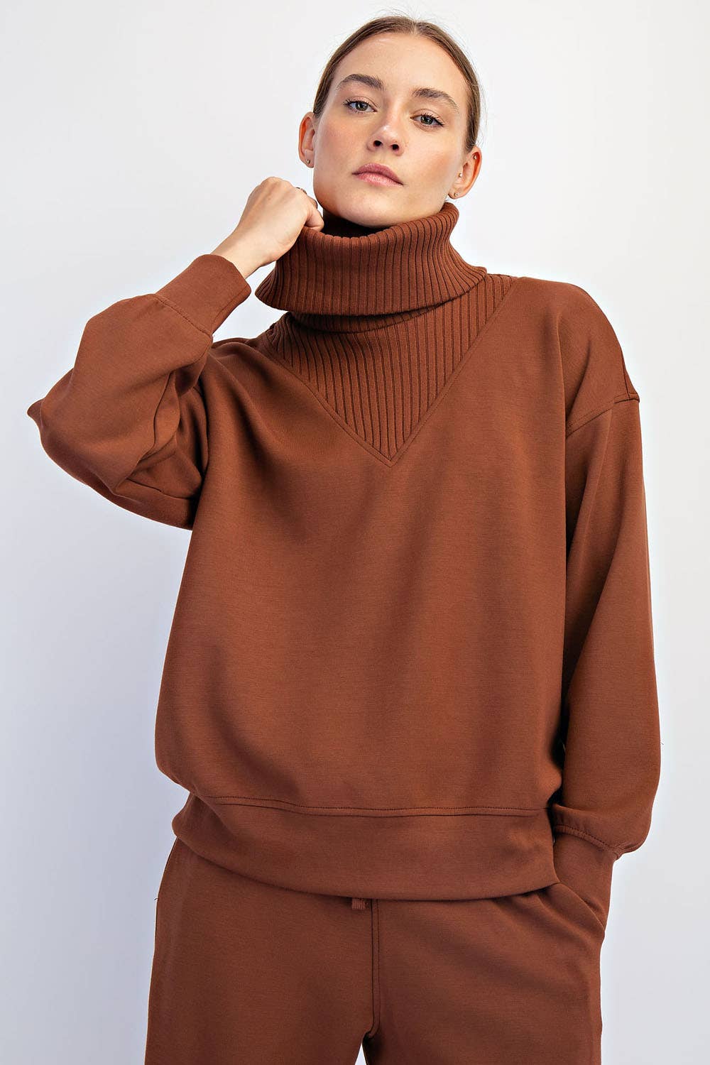 MODAL SCUBA LUXE V-TURTLENECK - Chestnut