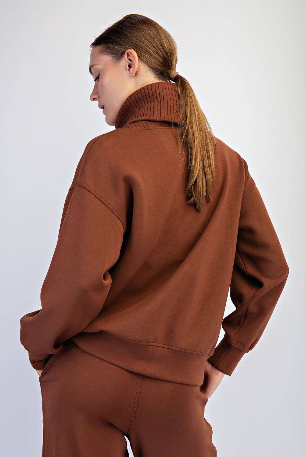 MODAL SCUBA LUXE V-TURTLENECK - Chestnut