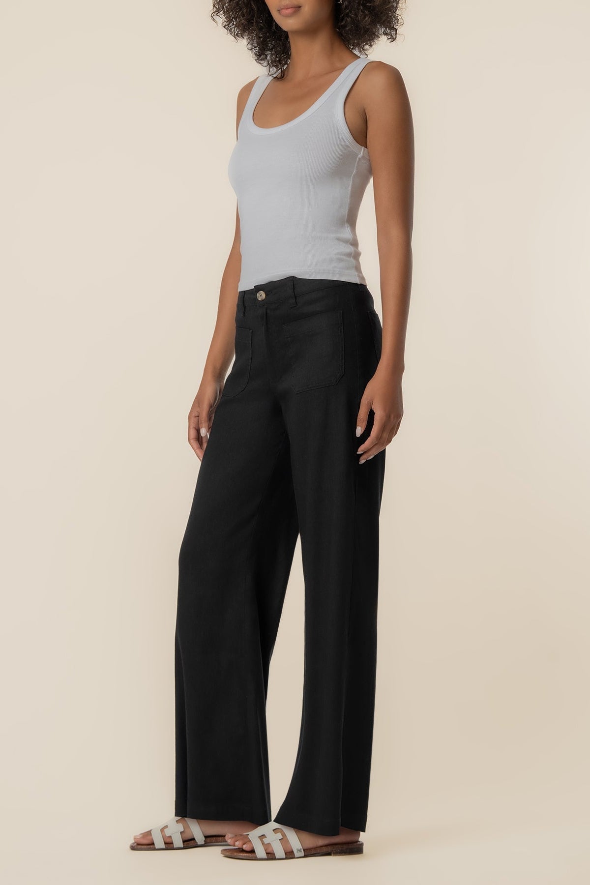 Side view of the KUT Meg Wide Leg Linen Trouser in Black