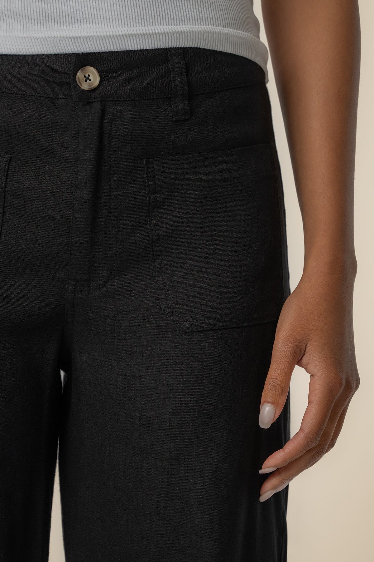 Close-up of the patch pocket detail on the KUT Meg Wide Leg Linen Trouser in Black
