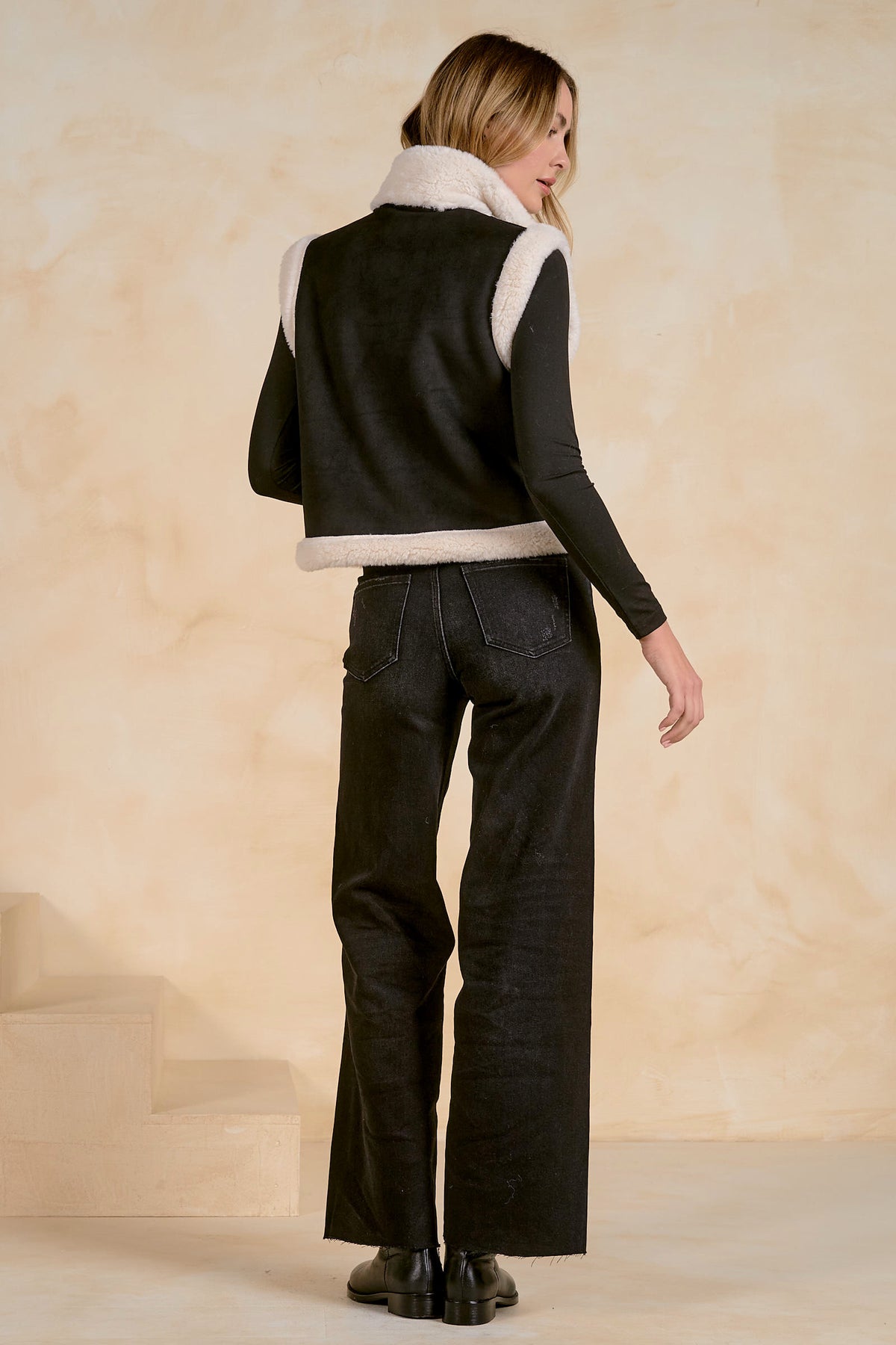 Elan Sleeveless Vest - Black